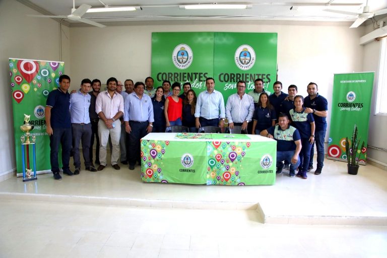 VALDES JUNTO AL PERSONAL