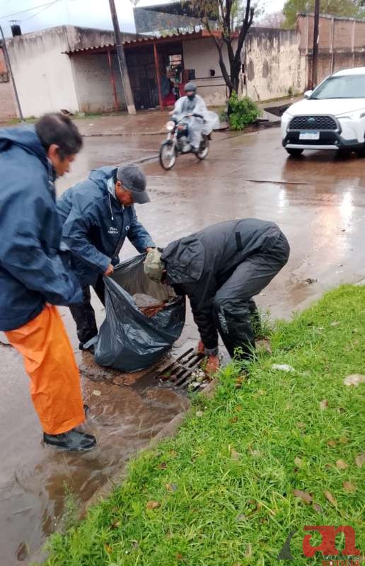 Lluvia: tras la caída de 62 mm, cuadrillas municipales limpiaron canales y sumideros